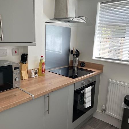 Comfy Home For Contractors And Families With Free Parking - Sage View オールダーショット エクステリア 写真