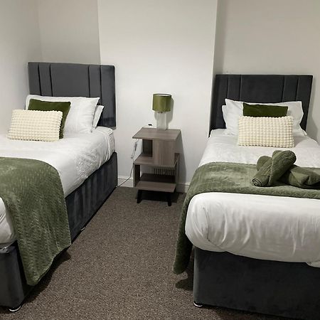 Comfy Home For Contractors And Families With Free Parking - Sage View オールダーショット エクステリア 写真