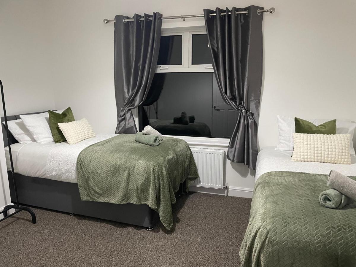 Comfy Home For Contractors And Families With Free Parking - Sage View オールダーショット エクステリア 写真