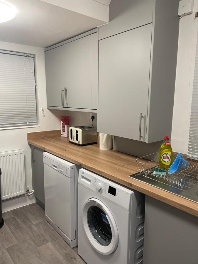 Comfy Home For Contractors And Families With Free Parking - Sage View オールダーショット エクステリア 写真