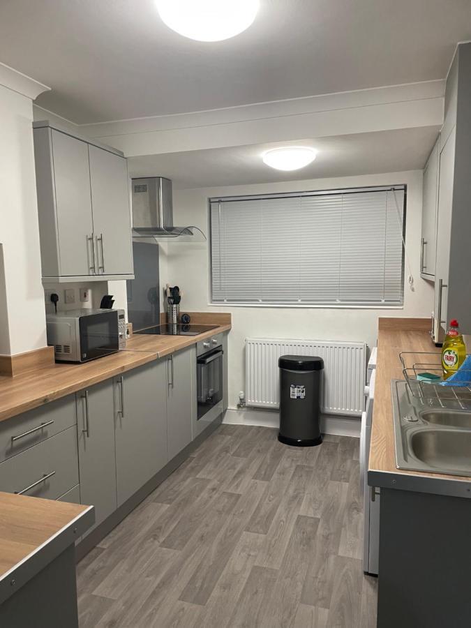 Comfy Home For Contractors And Families With Free Parking - Sage View オールダーショット エクステリア 写真