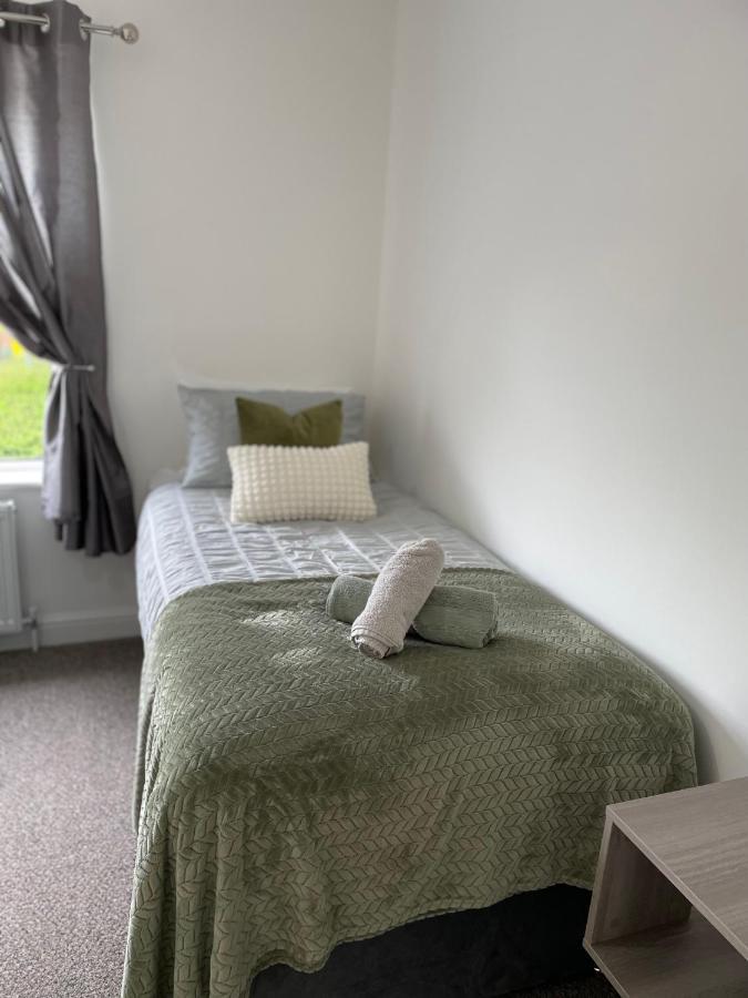 Comfy Home For Contractors And Families With Free Parking - Sage View オールダーショット エクステリア 写真