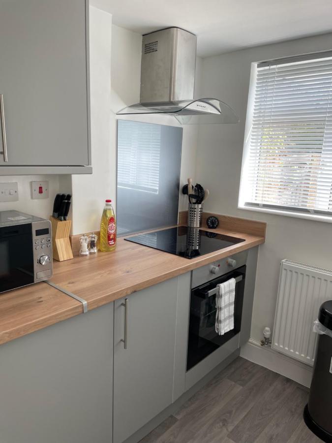 Comfy Home For Contractors And Families With Free Parking - Sage View オールダーショット エクステリア 写真