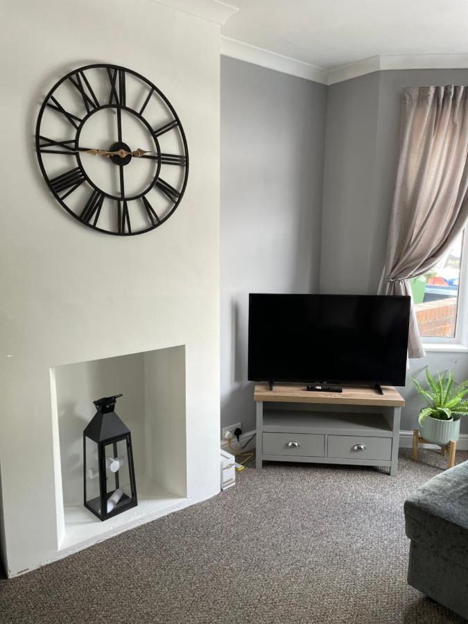 Comfy Home For Contractors And Families With Free Parking - Sage View オールダーショット エクステリア 写真