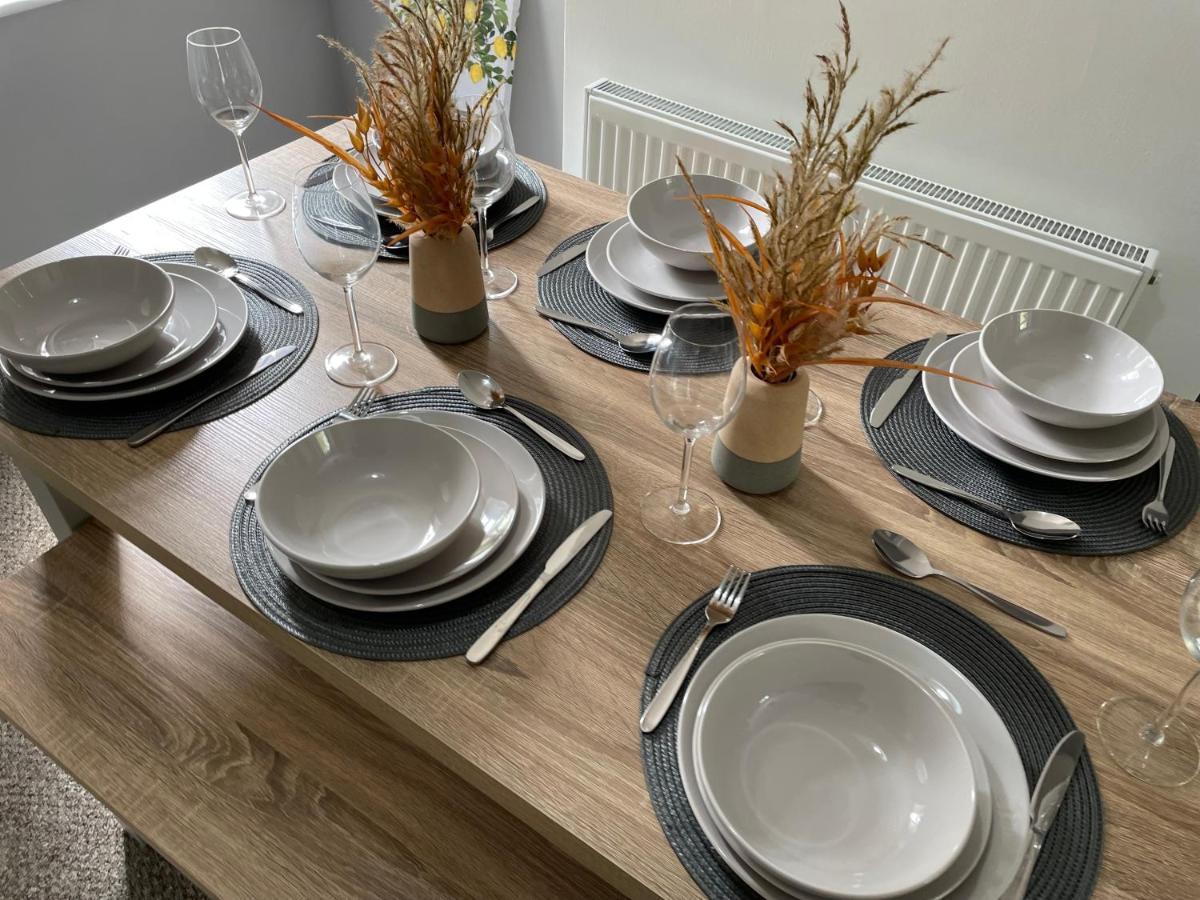 Comfy Home For Contractors And Families With Free Parking - Sage View オールダーショット エクステリア 写真