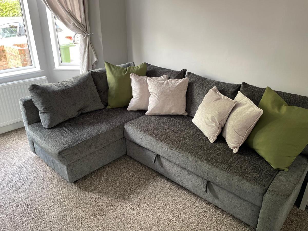 Comfy Home For Contractors And Families With Free Parking - Sage View オールダーショット エクステリア 写真