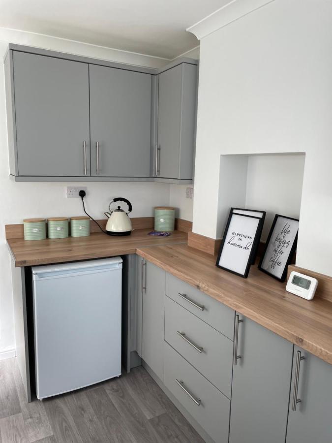 Comfy Home For Contractors And Families With Free Parking - Sage View オールダーショット エクステリア 写真