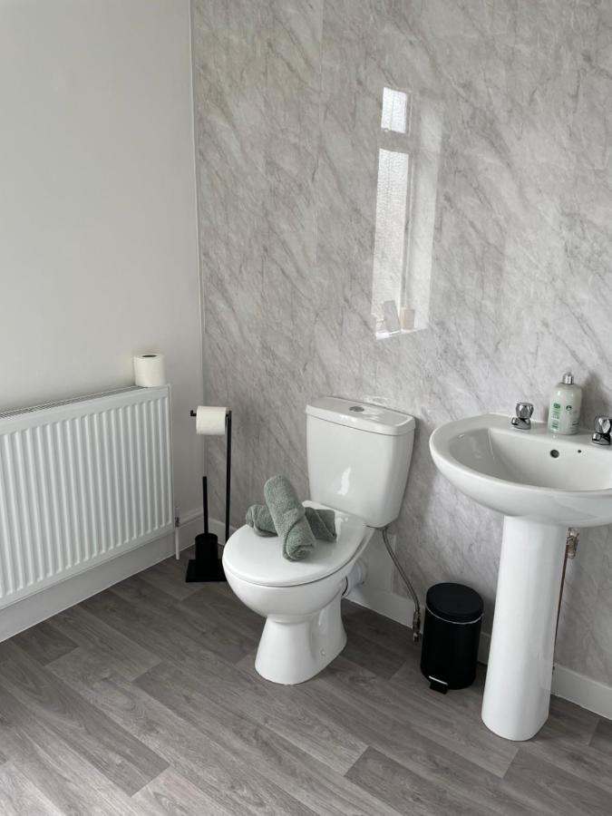 Comfy Home For Contractors And Families With Free Parking - Sage View オールダーショット エクステリア 写真