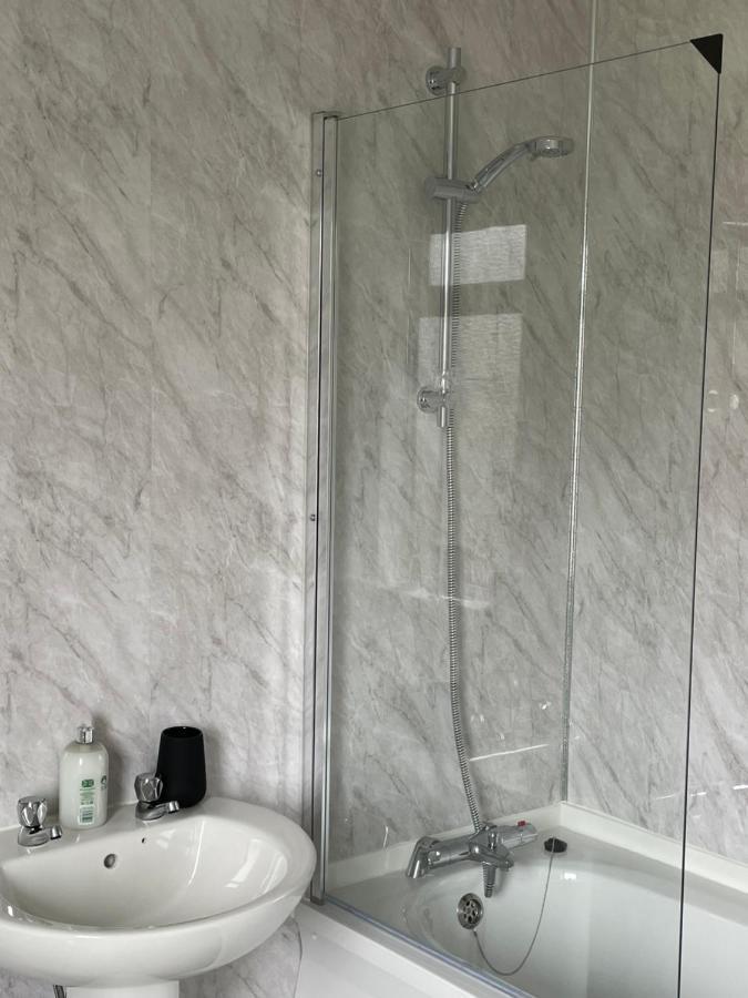 Comfy Home For Contractors And Families With Free Parking - Sage View オールダーショット エクステリア 写真