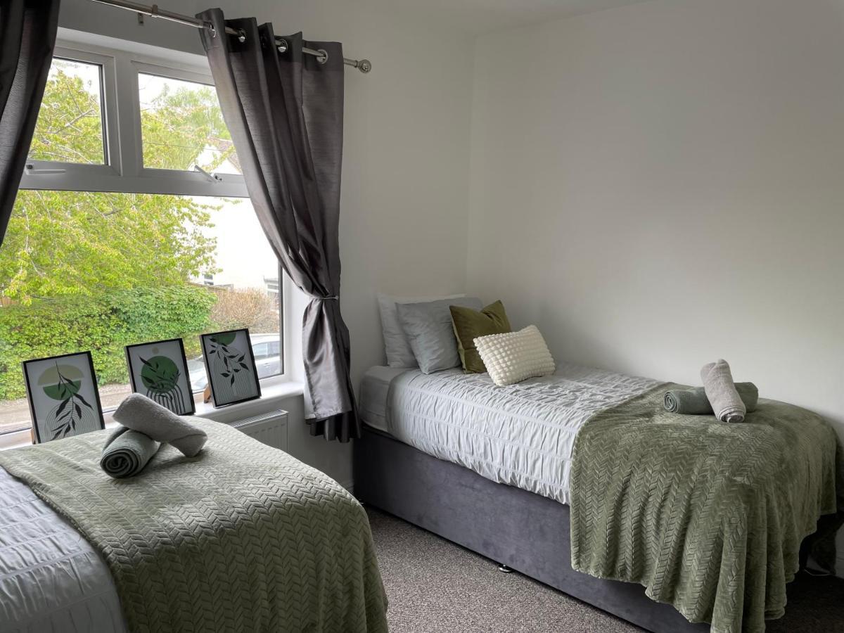 Comfy Home For Contractors And Families With Free Parking - Sage View オールダーショット エクステリア 写真