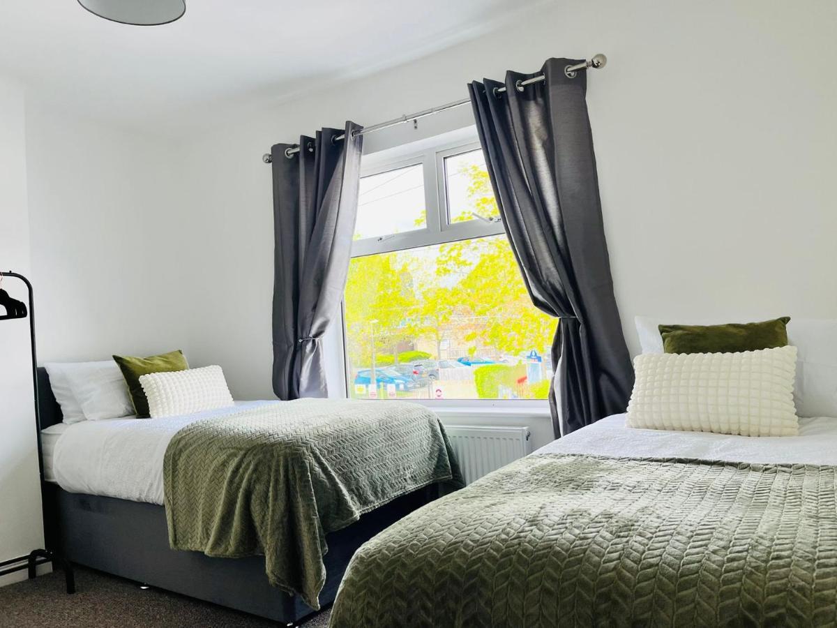 Comfy Home For Contractors And Families With Free Parking - Sage View オールダーショット エクステリア 写真