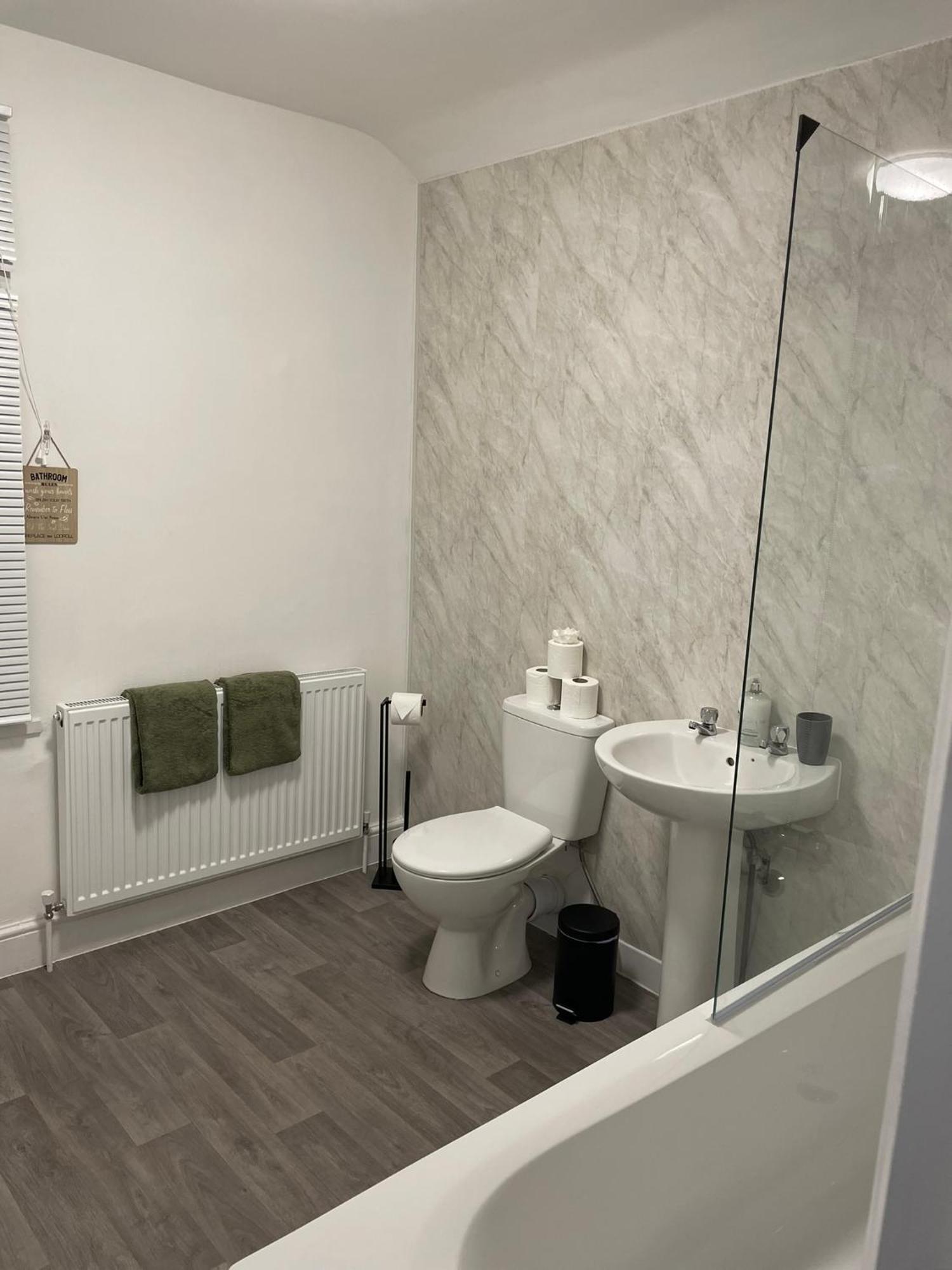 Comfy Home For Contractors And Families With Free Parking - Sage View オールダーショット エクステリア 写真