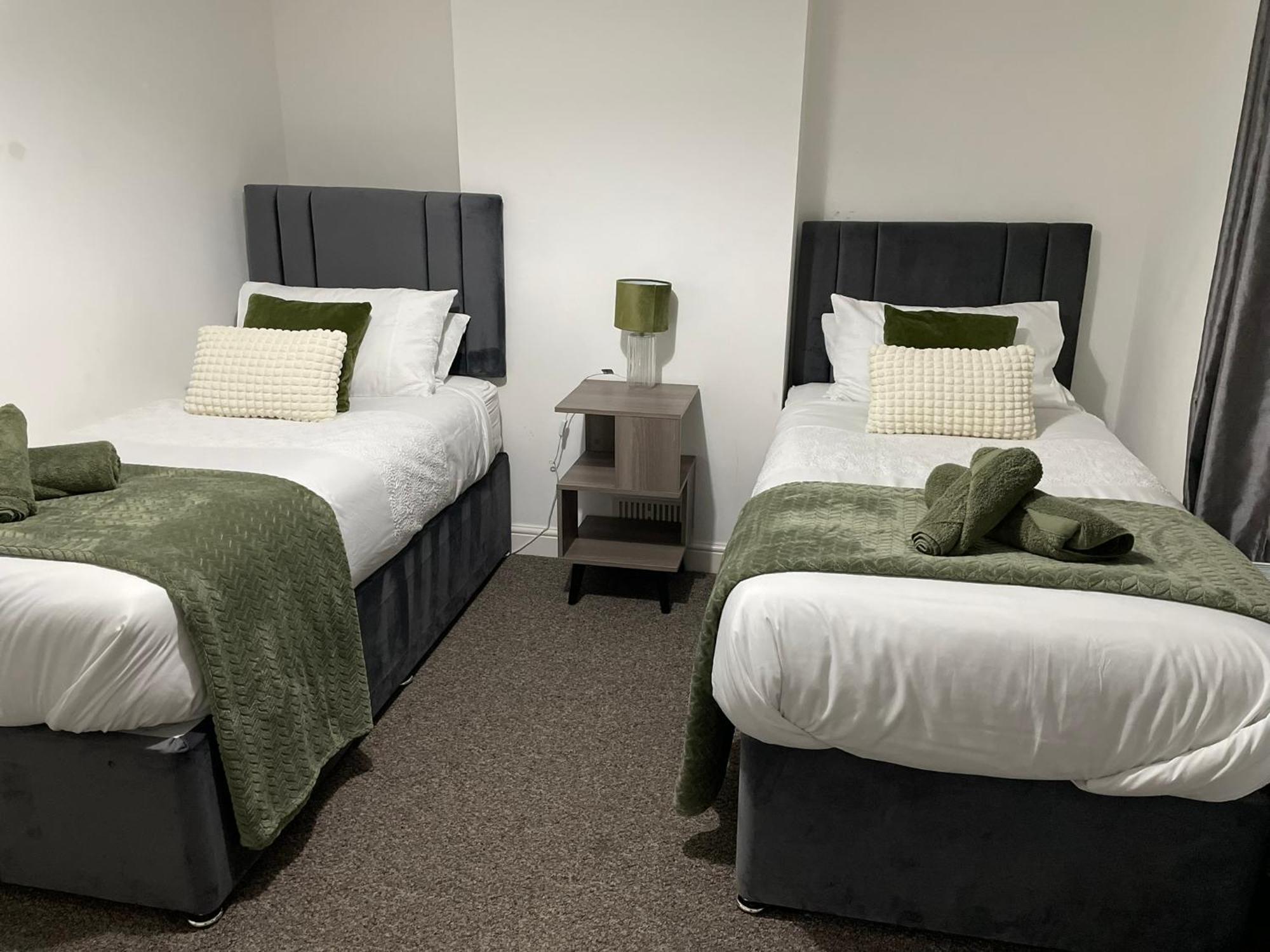 Comfy Home For Contractors And Families With Free Parking - Sage View オールダーショット エクステリア 写真
