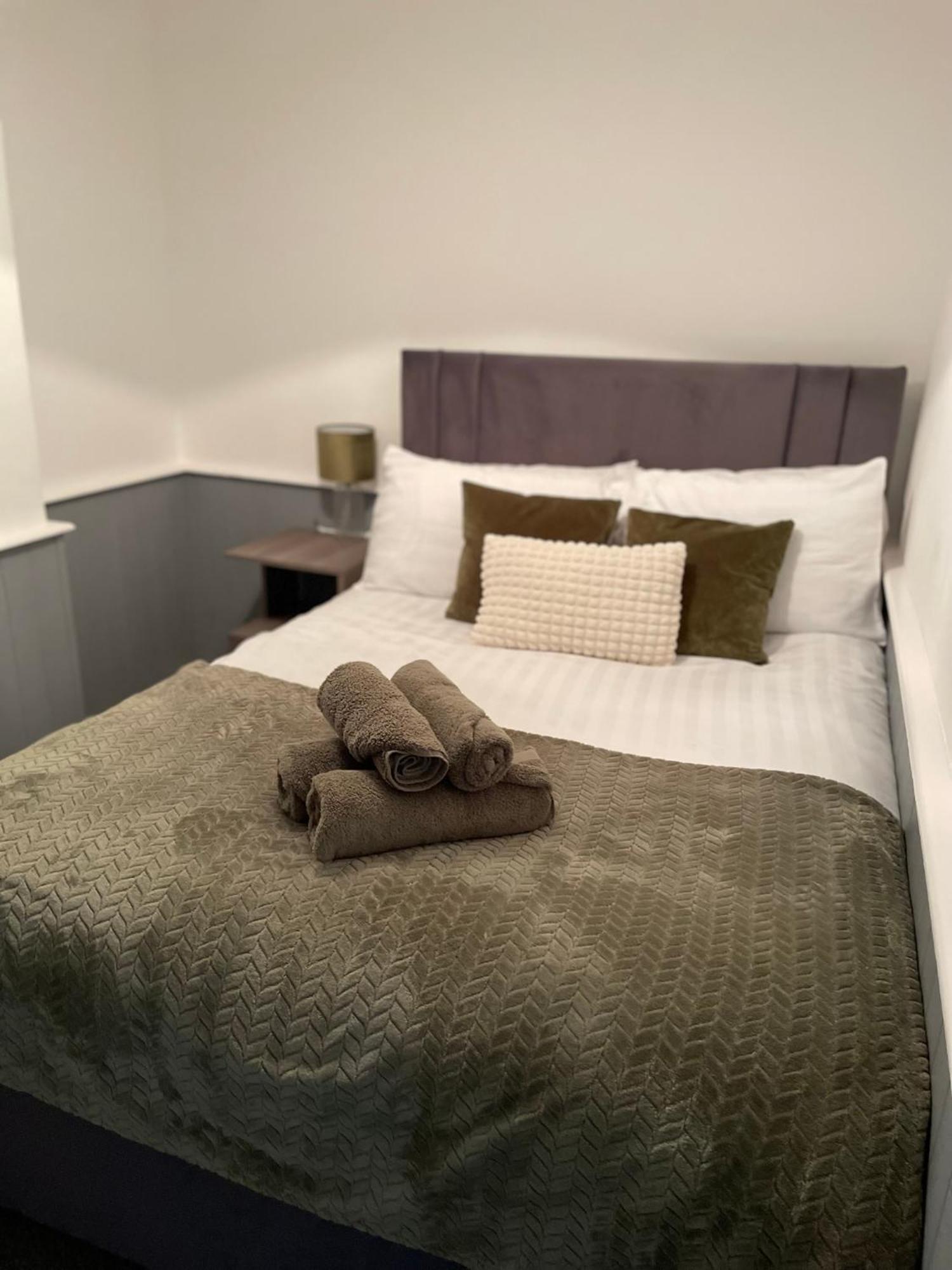 Comfy Home For Contractors And Families With Free Parking - Sage View オールダーショット エクステリア 写真